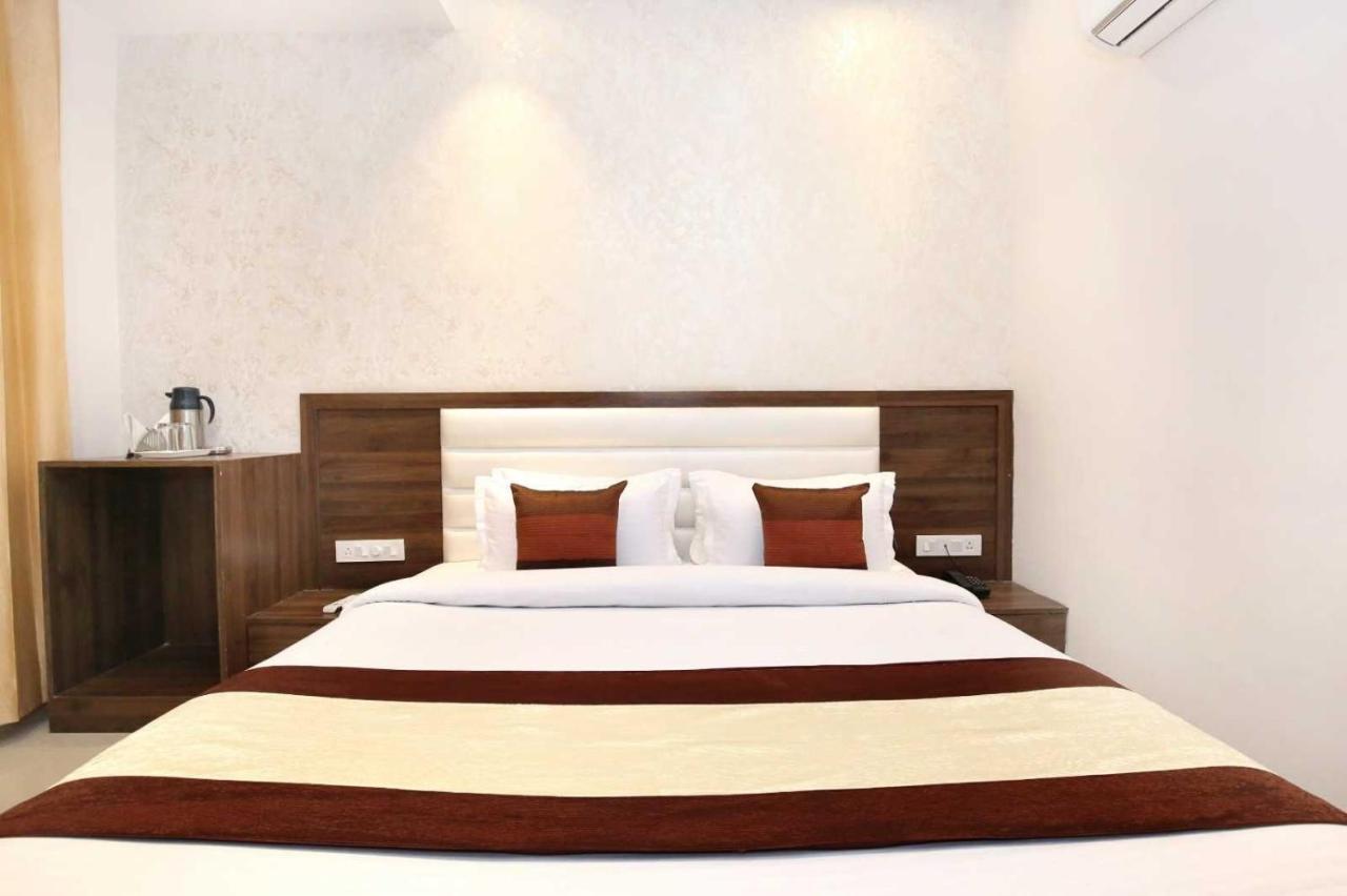 Hotel O Grand Star Amritsar Exteriör bild